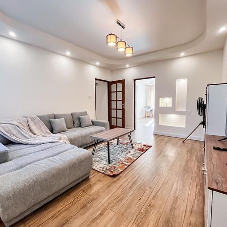 La Teatru - 2Bd Apartment Near Theatre And Old Town Brasov Bagian luar foto